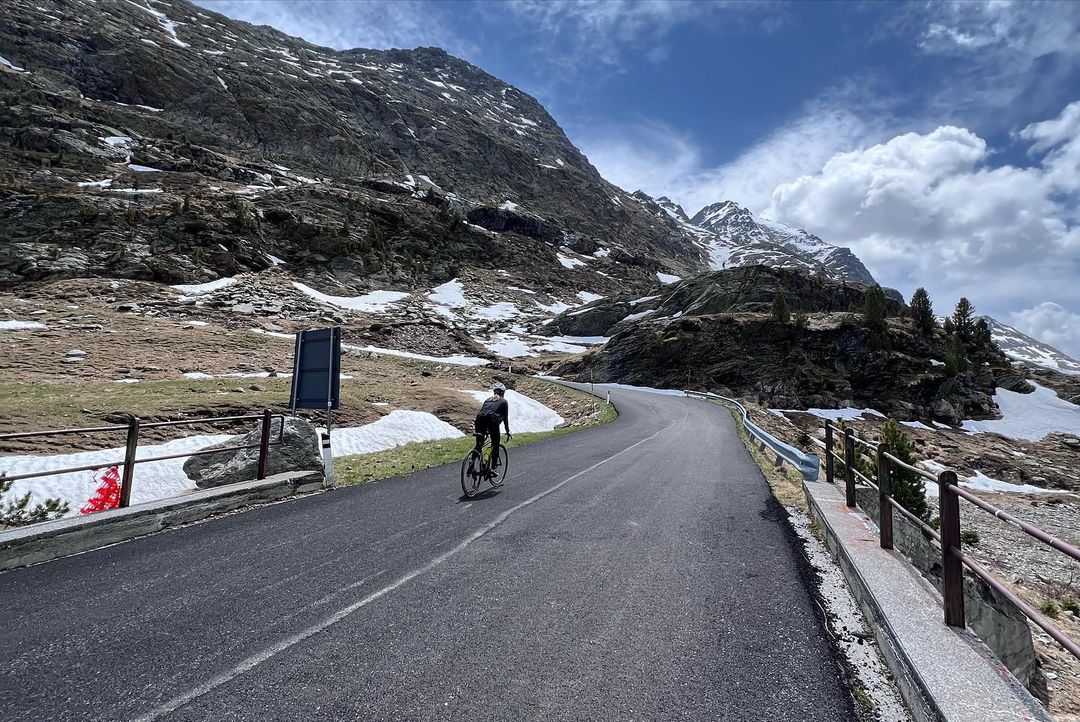 Un ciclista sta pedalando attraverso il Passo Gavia.
