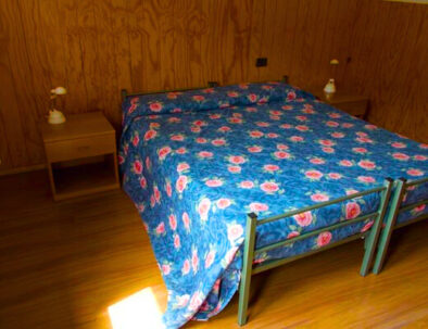 Camera con letto matrimoniale, di legno, ampia e luminosa