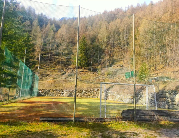 Campo da calcio amatoriale esterno alla struttura per momenti ludici in gruppo.