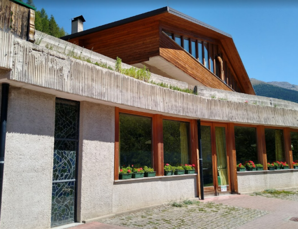 Facciata esterna dell'edificio principale di Ain Karim, dove risiete la sala ristorante e le sale riunioni.