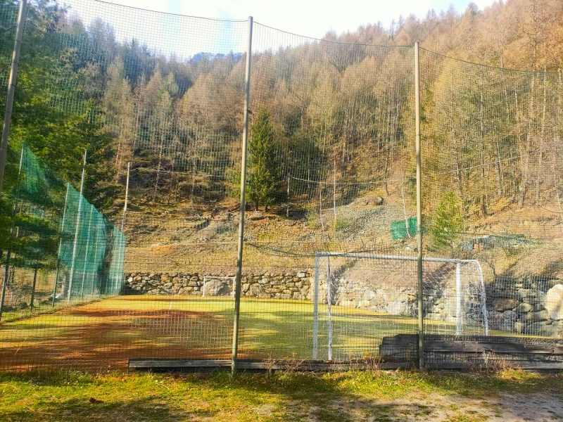 Campo da calcio amatoriale esterno alla struttura per momenti ludici in gruppo.