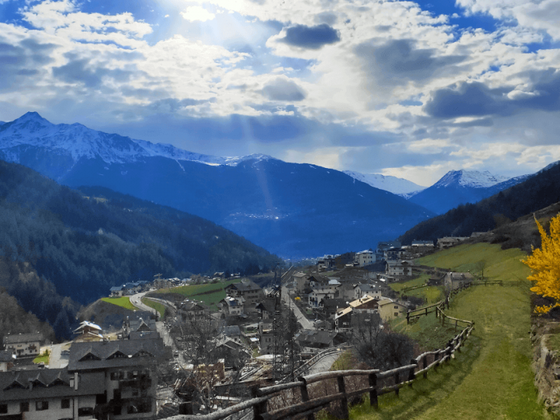 Spazio verde esterno alla struttura ideale per trascorrere momenti ludici e di svago all'aria aperta.